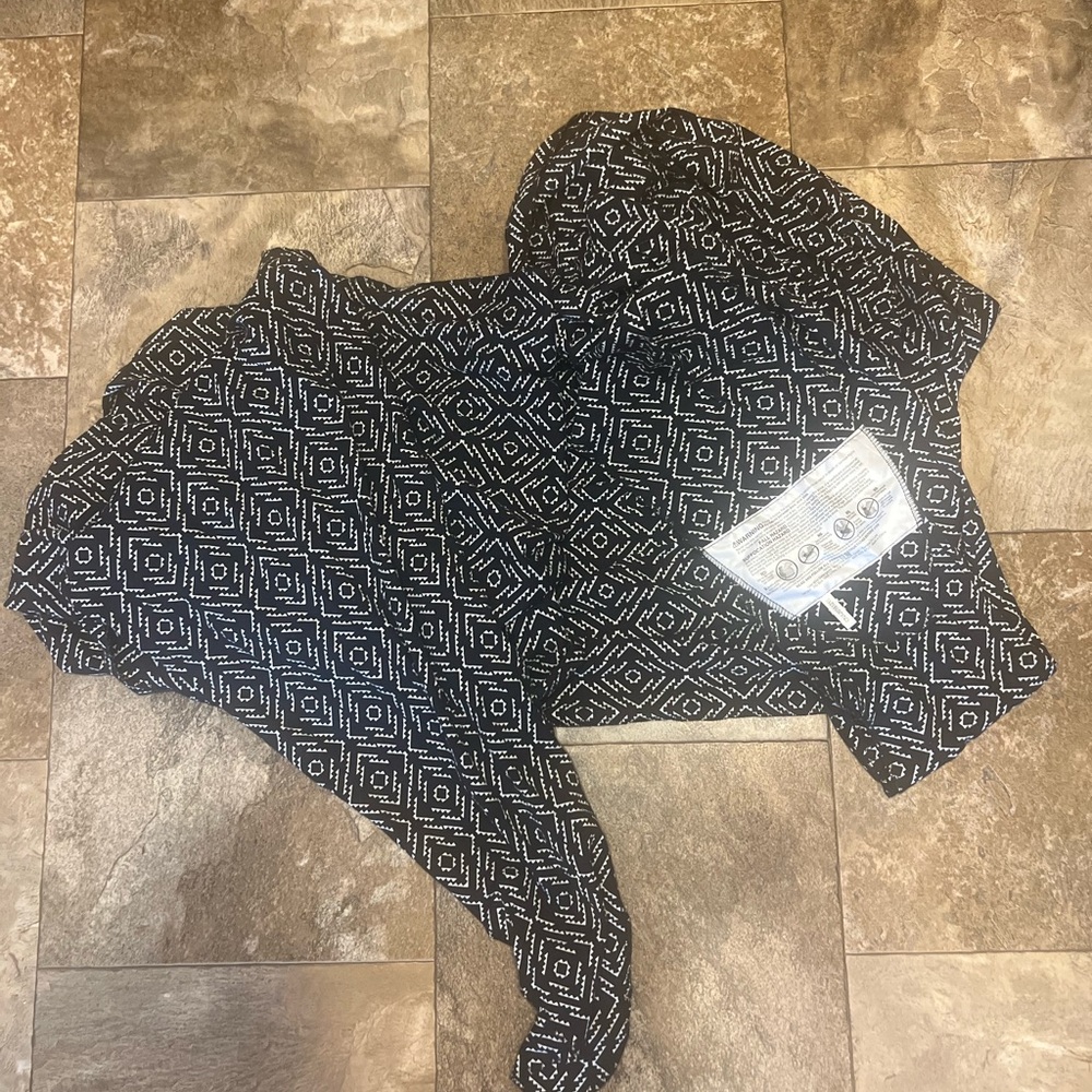 Black and White Geometric Patterned Baby Wrap
